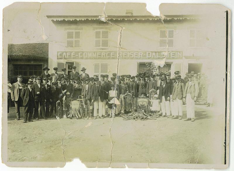union_devant_cafe_metzeresche.jpg
