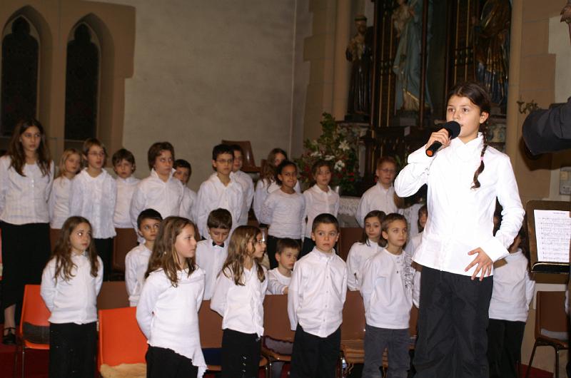 les_enfants_chantent_noel_2006_04.jpg - Julie soliste