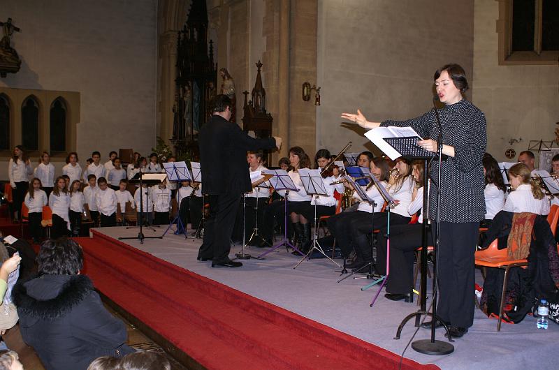 les_enfants_chantent_noel_2006_10.jpg - Ensemble et Martine la Conteuse
