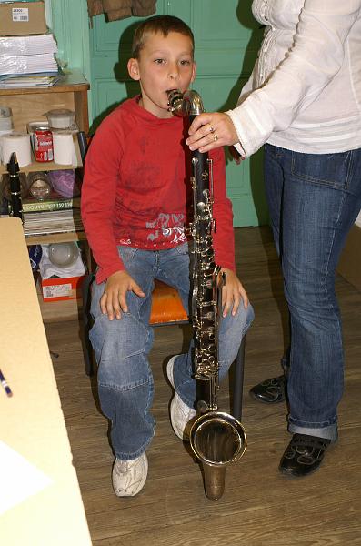 melodia_a_l_ecole_04.jpg - Elève essayant la clarinette basse