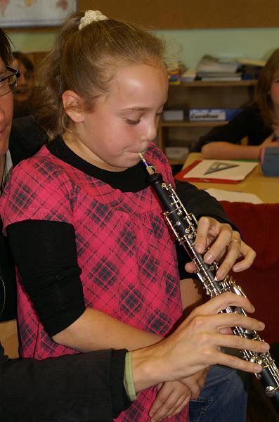 melodia_a_l_ecole_11.jpg - Elève essayant le hautbois