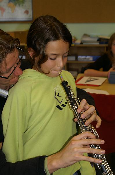 melodia_a_l_ecole_12.jpg - Elève essayant le hautbois