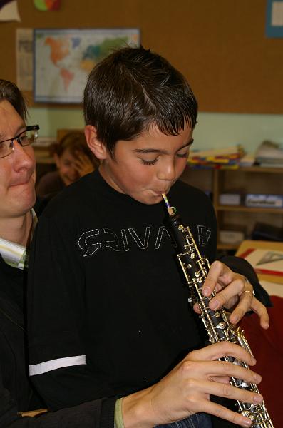 melodia_a_l_ecole_13.jpg - Elève essayant le hautbois