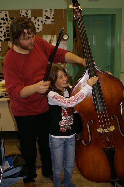 melodia_a_l_ecole_19.jpg - Elève essayant la Conrebasse à Cordes