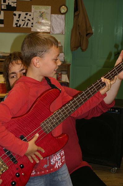 melodia_a_l_ecole_21.jpg - Elève essayant la Guitare basse
