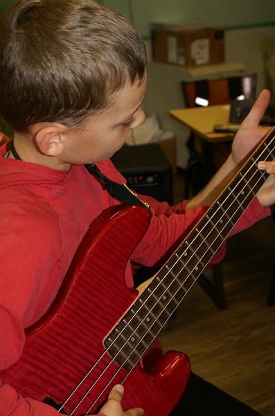 melodia_a_l_ecole_22.jpg - Elève essayant la Guitare Basse
