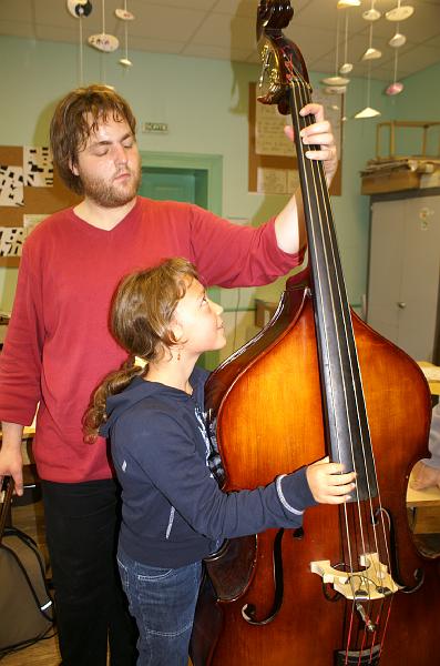 melodia_a_l_ecole_23.jpg - Elève essayant la Conrebasse à Cordes