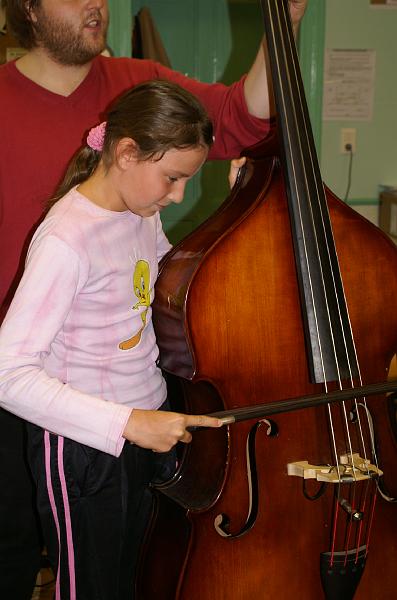 melodia_a_l_ecole_25.jpg - Elève essayant la Conrebasse à Cordes