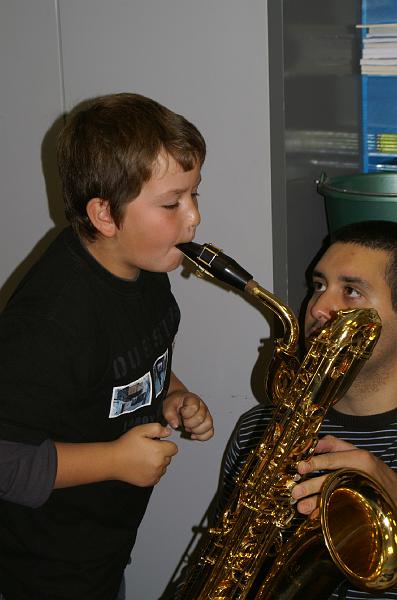 melodia_a_l_ecole_30.jpg - Elève essayant la Conrebasse à Cordes